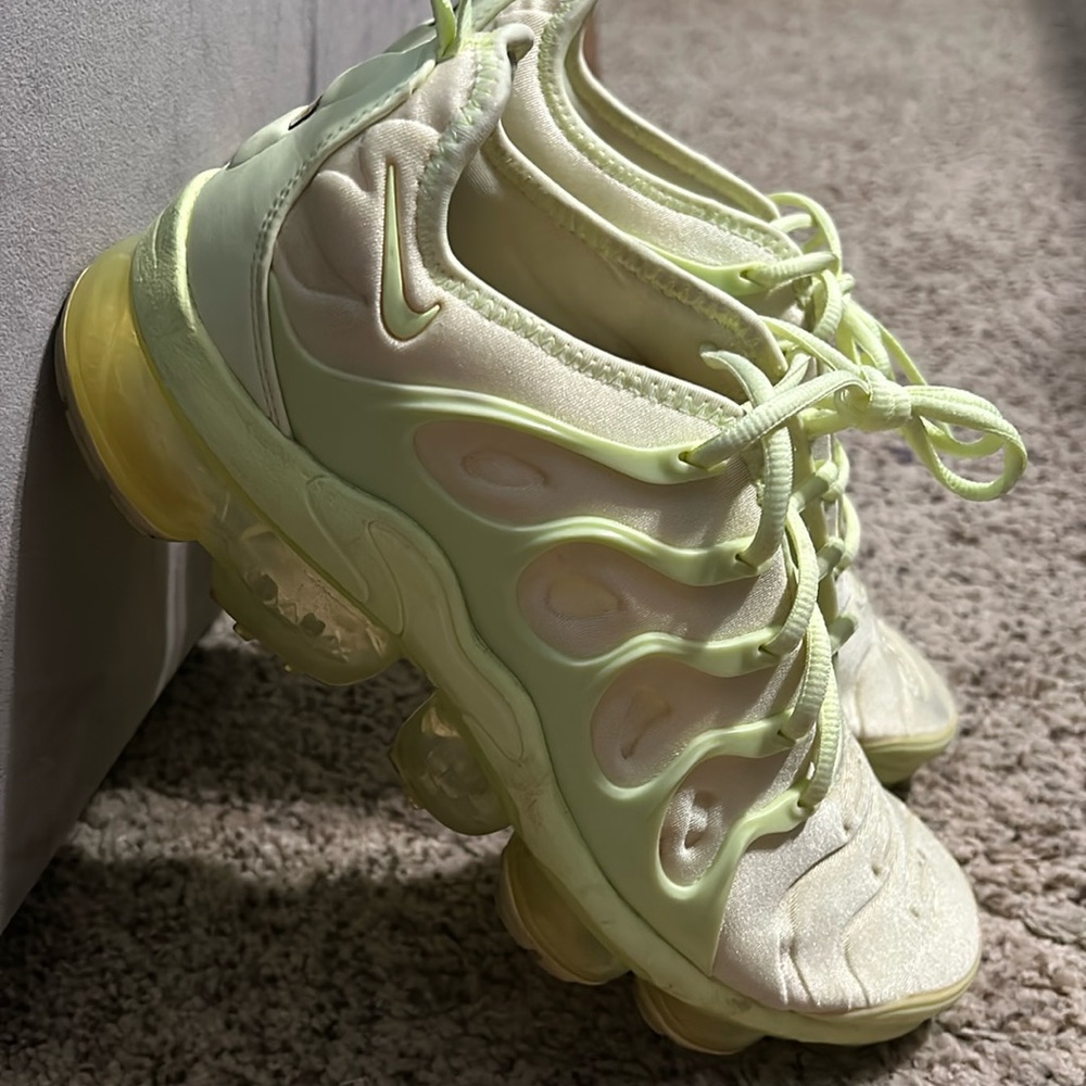 Lime green/yellow airmax vapormax size 9.5 good condition only worn a few times
